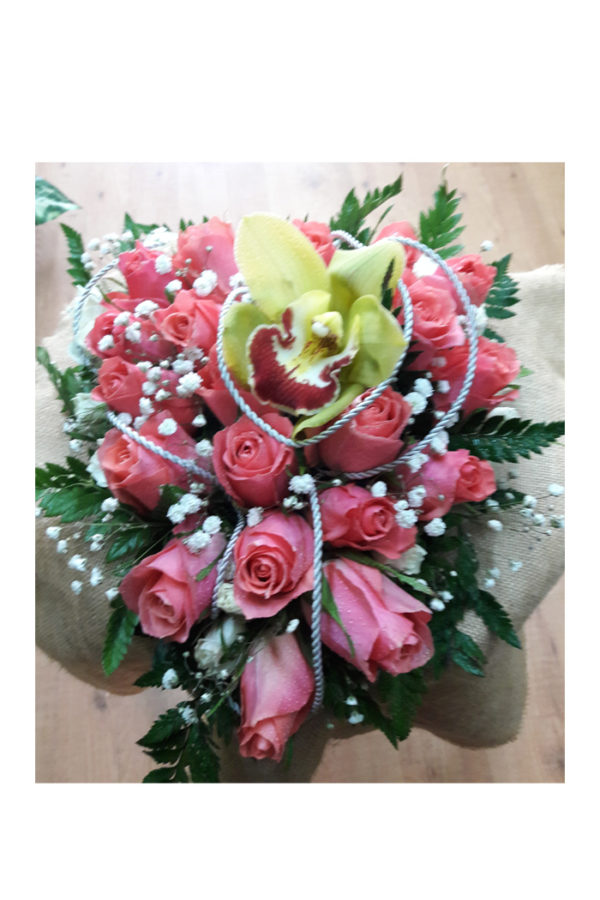 Rosas Salmón con orquidea