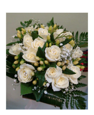 Rosas blancas con hipericum