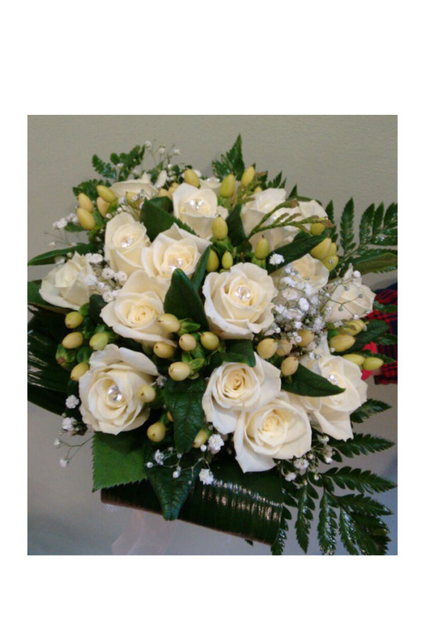 Rosas blancas con hipericum