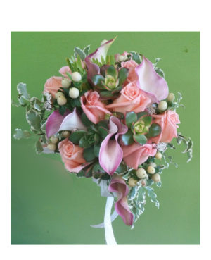 Suculentas con rosas y calas
