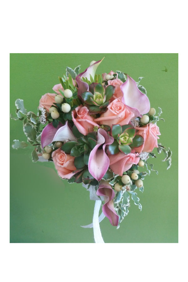 Suculentas con rosas y calas